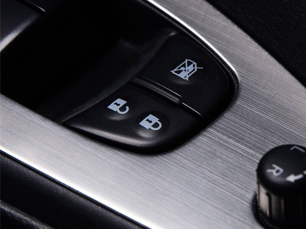 汽车装饰件激光拉丝设备—激光打标机 &nbsp;塑料拉丝