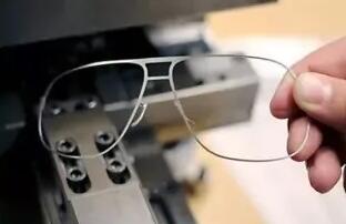 激光切割眼镜框 让您的世界更明亮